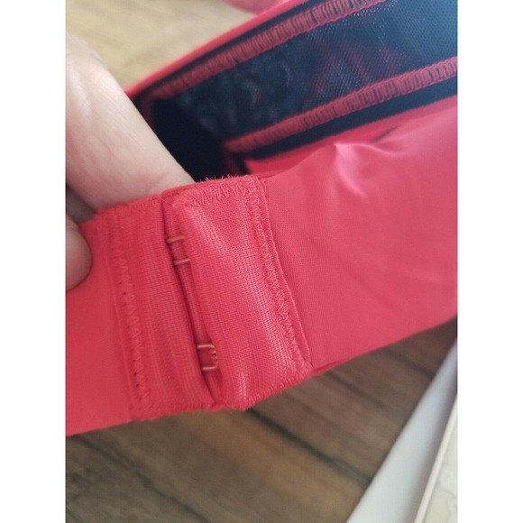 Light Impact Sports Bra Size 32C Women's Le Mystere Wire free US Black/Red New - Picture 6 of 9